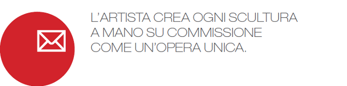 L'artista crea ogni scultura a mano su commissione come un'opera unica.